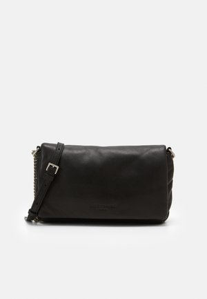 VALERIA CLUTCH S KLEINE, LÄSSIGE CLUTCH MIT KETTEN-DETAILS - Across body bag - black