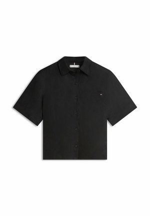 Camisa negra de manga corta con botones, cuello y bolsillo en el pecho que presenta un pequeño logo rojo, blanco y azul.