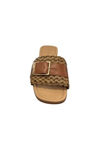 Bruine leren instapsandalen met een geweven strook, metalen gespdetail en een beige gevoerde voetbed met een rechthoekige vorm.