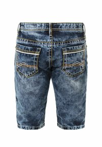 Denim-Shorts in verblasstem Blau mit leichter Abnutzung, ausgestattet mit goldenemNähen, zwei Gesäßtaschen und einem geraden Bein-Design.