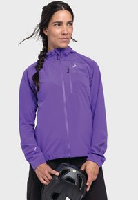 Lila leichte Jacke mit Reißverschluss vorne, verstellbarem Kapuze und mit Reißverschluss versehenem Brusttasche. Sie hat eine taillierte Passform und elastische Bündchen.