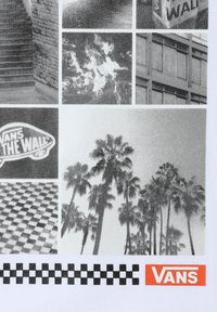 Collage en blanco y negro de palmeras, llamas, patrón de tablero de ajedrez, edificio y logo de Vans "Off The Wall" con una franja de tablero de ajedrez negro abajo.
