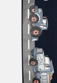 Blauwe vrachtwagens met roze wielen en grijze wegmarkeringen op een donkerblauwe achtergrond. De illustratie toont verschillende vrachtwagendesigns en details.