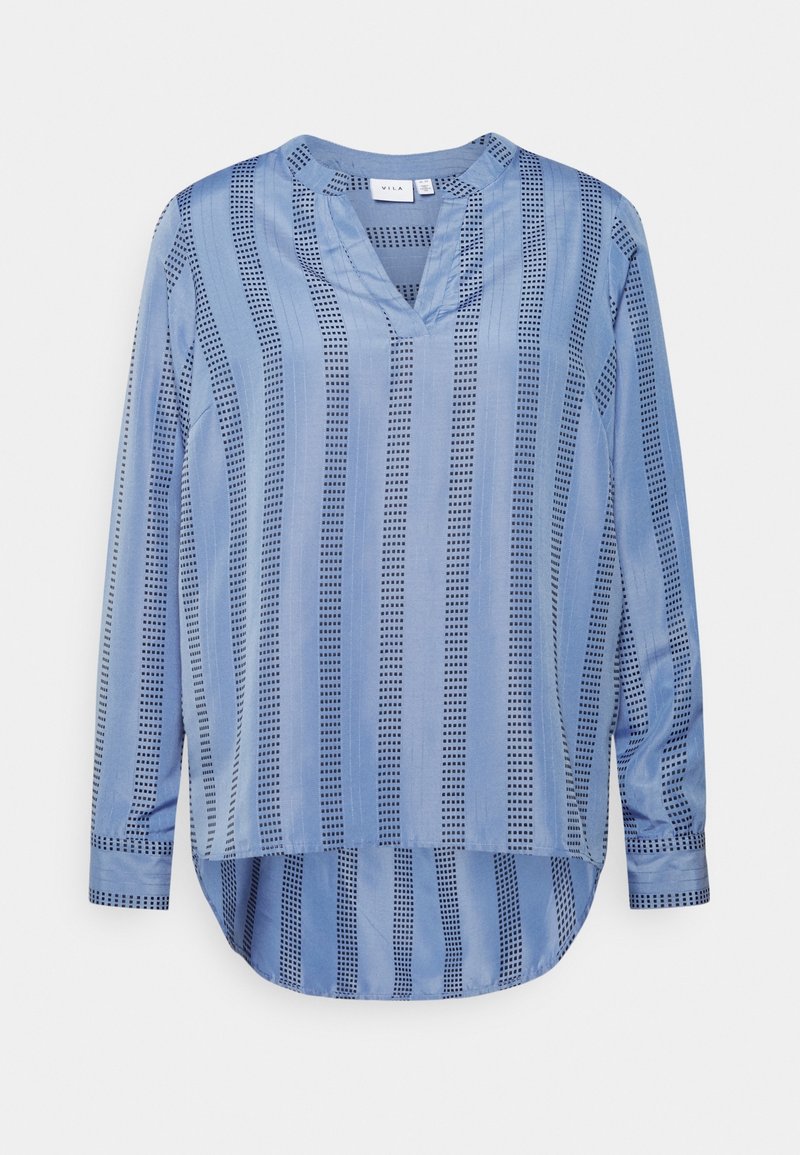 Blouse bleu clair à manches longues avec des rayures verticales pointillées et unies, un col en V, et un ourlet arrondi plus long à l'arrière.
