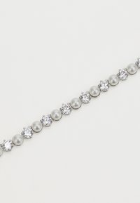 Bracelet en argent avec des perles grises rondes et des gemmes transparentes alternées, avec une finition polie et un design symétrique.