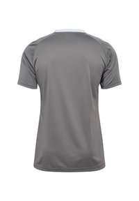 Grå sport-t-shirt med korta ärmar, kontrasterande krage, slät textur och enkel design, lämplig för aktiv användning.