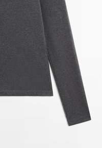 Graues Langarmshirt aus weichem Stoff, mit geradem Saum und seitlichem Schlitz, hat eine glatte Oberfläche und ein einfaches Design.