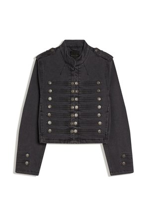 Czarna, krótka kurtka w stylu wojskowym z srebrnymi dekoracyjnymi guzikami ułożonymi w rzędy na przodzie i mankietach oraz z pagonami na ramionach.