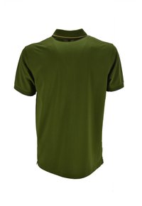 Polo shirt verde oliva a maniche corte, con colletto classico, texture morbida e spacchi laterali per facilitare i movimenti. Design semplice, colore solido.
