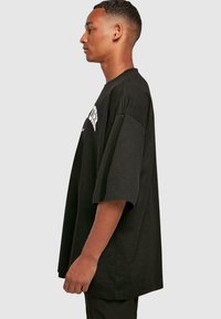Merchcode NEW YORK WORDING HUGE TEE - T-shirts print - black