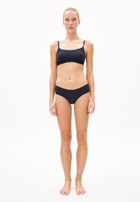 Ensemble deux pièces bleu marine comprenant un crop top ajusté avec des bretelles fines et un slip taille basse assorti, confectionné dans un tissu lisse et extensible.