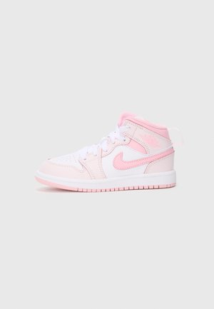 Jaunimo dydžio aukštos kedai balti ir pasteliniai rožiniai su Nike swoosh ir Air Jordan sparnų logotipu šone.