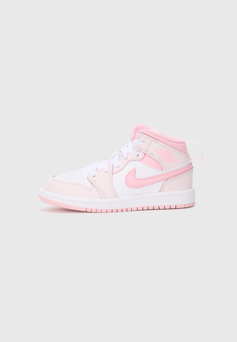 Ungdoms størrelse høye sneaker i hvit og pastellrosa med Nike swoosh og Air Jordan vingerlogo på siden.