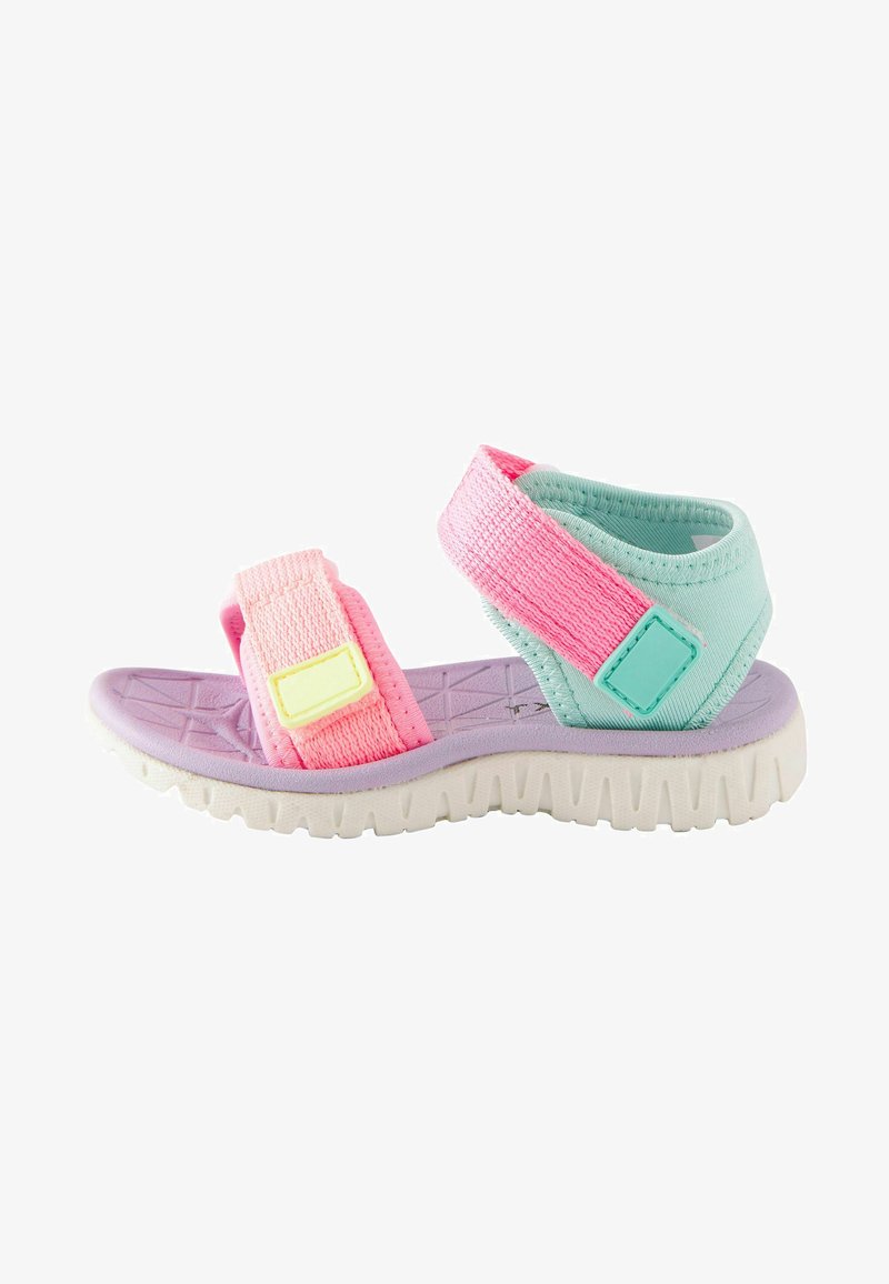 Sandal colorata con suola lilla, cinturini regolabili rosa e menta, soletta testurizzata e due dettagli in plastica per una calzata sicura.
