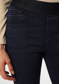 Cambio PHILIA - Jeans Bootcut - dark stone