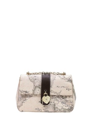 Kleine beige handtas met vintage wereldkaartprint, bruine leren band, gouden kettinghandvat en hartvormig gouden slot met sleutelhanger.