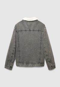 Giubbotto in denim grigio con colletto in pelliccia bianca, maniche lunghe e cuciture a vista, mostrato da dietro su uno sfondo chiaro e semplice.