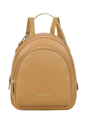 Zaino in pelle color cuoio con tasca frontale curva, cerniere dorate, spallacci regolabili, manico superiore e logo "braccialini" sulla parte anteriore.