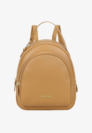 Zaino in pelle color cuoio con tasca frontale curva, cerniere dorate, spallacci regolabili, manico superiore e logo "braccialini" sulla parte anteriore.