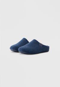 Zoccoli in feltro di colore blu scuro, design slip-on con punta arrotondata e suola in gomma nera. Presentano una piccola etichetta del logo sul lato.