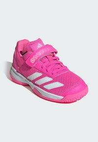 Růžová sportovní obuv s horní částí z prodyšné síťoviny, nastavitelným páskem a šněrováním. Má bílé detaily a strukturovanou gumovou podrážku.