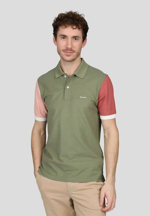 T-shirt polo vert avec des manches accentuées de rose et de blanc, en coton. Dispose d'un col et de trois boutons, avec un logo minimaliste sur la poitrine.