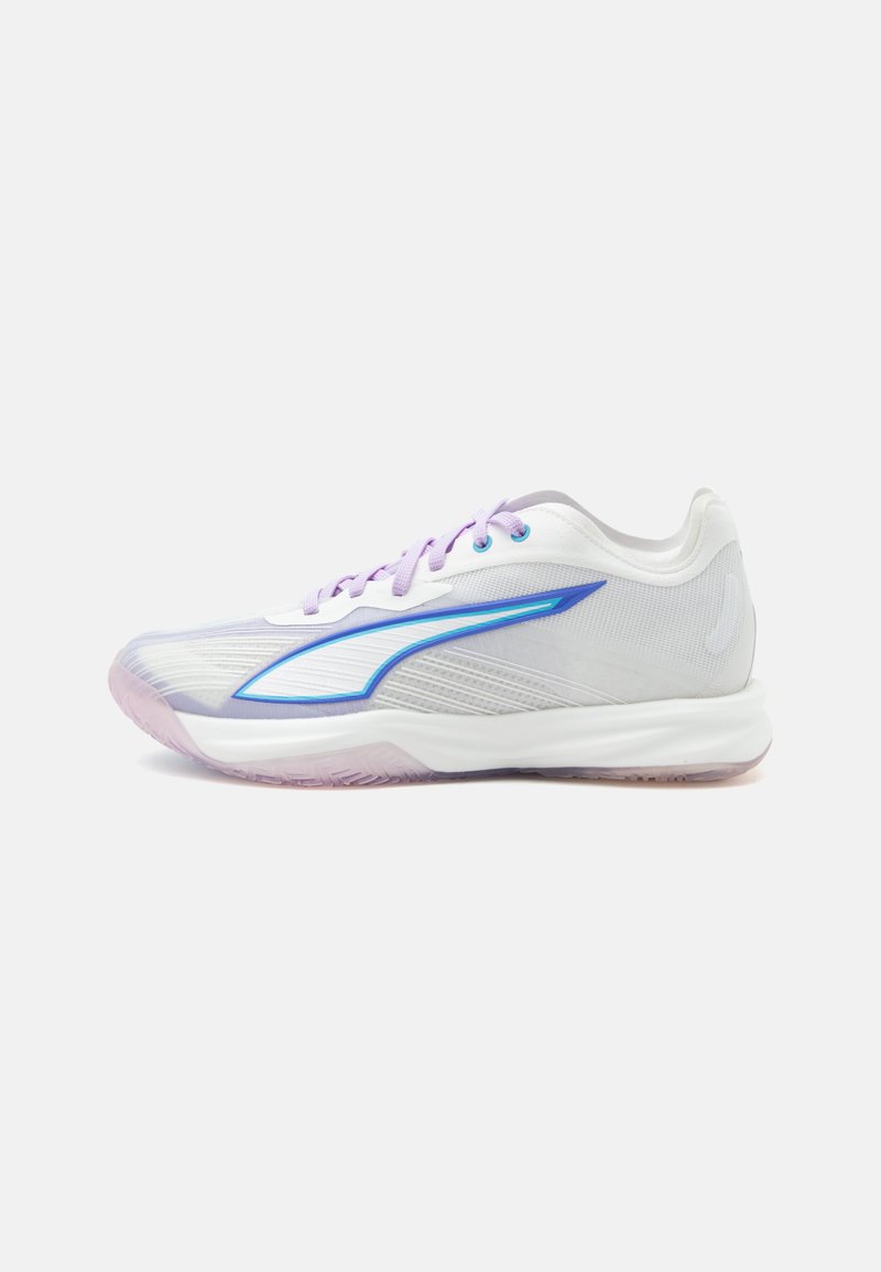 Chaussure de sport blanche avec des lacets violets, un logo bleu sur le côté et une semelle translucide violet clair, présentée en profil gauche sur fond gris.