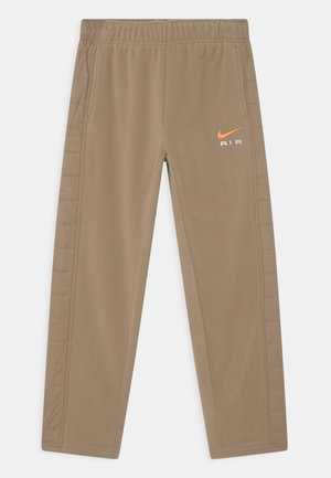 Pantalon en polaire marron Nike avec taille élastique, panneaux matelassés latéraux et logo orange Nike avec texte "AIR" sur la cuisse gauche.