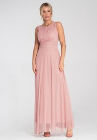 Maxikleid aus sanftem rosa Stoff, mit einem gefältelten Oberteil, ärmellosem Design und einem geschichteten Tüllrock. Weiche Textur und fließende Form.