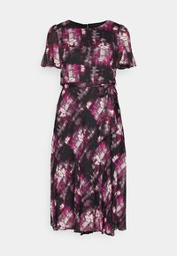 Svart klänning med rosa och vita abstrakta mönster, korta flygande ärmar, ett knytbälte i midjan och en knälång fåll.