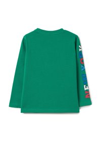 Grünes Langarm-T-Shirt mit rundem Ausschnitt und dem Wort "NEW YORK" in bunten Buchstaben auf dem linken Ärmel. Weiches Baumwollmaterial.