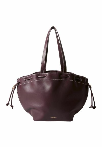 Bolso tote de cuero morado con forma suave y redondeada. Presenta costuras en tonalidad, asas dobles y cierres de cordón en los laterales.