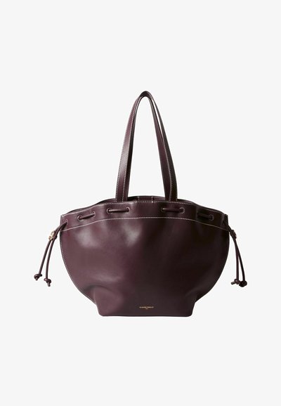 Bolso tote de cuero morado con forma suave y redondeada. Presenta costuras en tonalidad, asas dobles y cierres de cordón en los laterales.