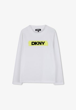 Chemise blanche à manches longues avec col rond et logo DKNY noir audacieux sur un fond rectangulaire jaune centré sur la poitrine.