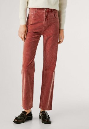 Pantaloni in velluto a coste rossi con taglio dritto, dotati di chiusura con bottone anteriore, cinque tasche e una sottile texture a coste verticali.