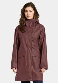 Veste de pluie bordeaux en matériau imperméable, dotée d'un col montant, de fermetures à pression et de deux poches latérales, avec une coupe droite et des manches longues.