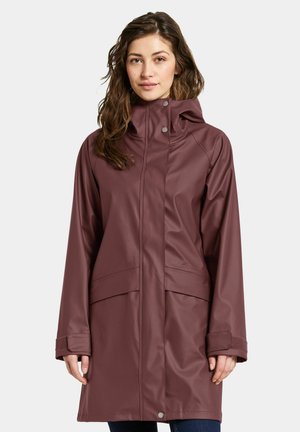 Bordeaux regnjakke med høj krave, trykknaplukninger, sidelommer og en afslappet pasform. Har et glat, letvægtigt stof og justerbare manchetter.