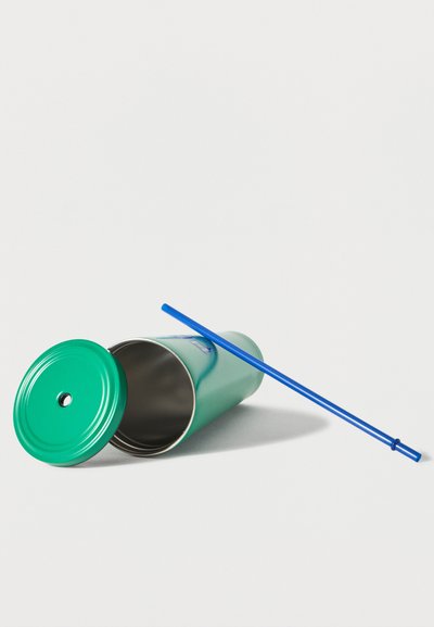 Πράσινο μεταλλικό κουτί που βρίσκεται στο πλάι με το καπάκι του σε κοντινή απόσταση και ένα μακρύ μπλε ξύλο που στηρίζεται πάνω του σε λευκή επιφάνεια.