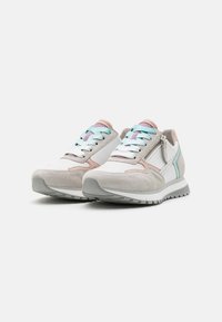 Sport sneakers in white mesh and gray suede, with pastel pink and blue accents, featuring a side zipper and contrasting sole.