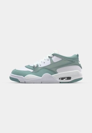Sneakers verts et blancs avec un dessus en cuir lisse, des accents en maille, un bout arrondi et un amorti d'air visible sur la semelle.