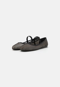 Bailarinas de malla negra con punta redondeada, que presentan correas elásticas y una superficie texturizada, diseñadas para ofrecer comodidad y transpirabilidad.