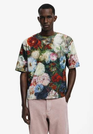 T-shirt a maniche corte con stampa floreale, caratterizzato da un design multicolore con vari fiori su uno sfondo scuro, realizzato in tessuto leggero.