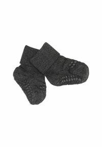 Chaussettes pour bébé gris foncé avec revers pliés et points antidérapants sous la semelle, disposées en chevauchement sur un fond blanc.