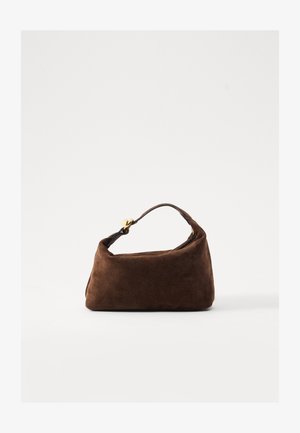 Ruda suede rankinė su lenkta forma, trumpa rankena ir auksiniais detalių akcentais. Lygus paviršius ir minimalistinis dizainas.