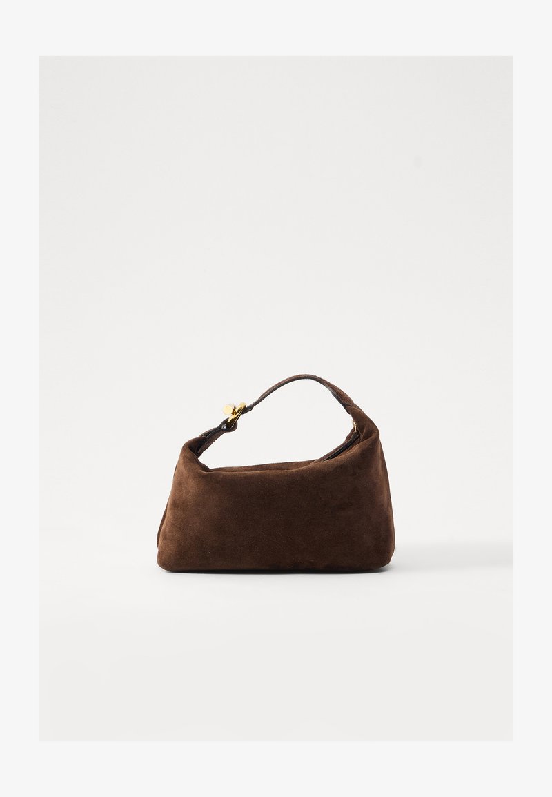 Bruine suède handtas met een gebogen vorm, korte handgreep en gouden hardware accenten. Soepele textuur en minimalistisch ontwerp.