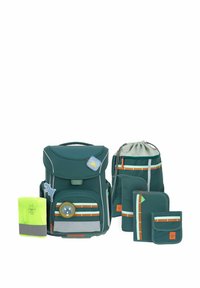 Le set de sac à dos vert comprend un sac à dos principal, un sac à cordon et plusieurs pochettes. Il comporte des rayures, des patches et diverses fermetures éclair.