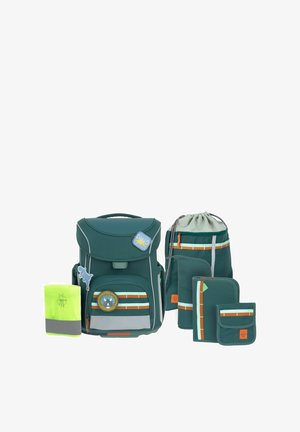Le set de sac à dos vert comprend un sac à dos principal, un sac à cordon et plusieurs pochettes. Il comporte des rayures, des patches et diverses fermetures éclair.