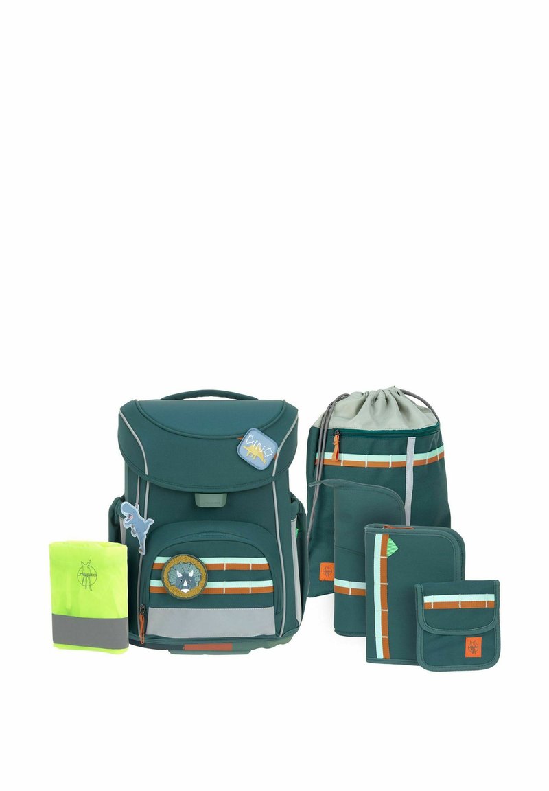 Le set de sac à dos vert comprend un sac à dos principal, un sac à cordon et plusieurs pochettes. Il comporte des rayures, des patches et diverses fermetures éclair.