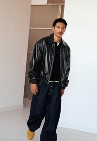 Bershka Imitatieleren jas - black