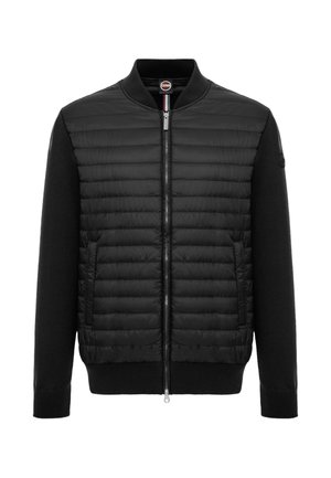 Czarna pikowana kurtka bomber z zamkiem z przodu, prążkowanym kołnierzem, mankietami i dołem oraz dwoma przednimi kieszeniami, przedstawiona na białym tle.